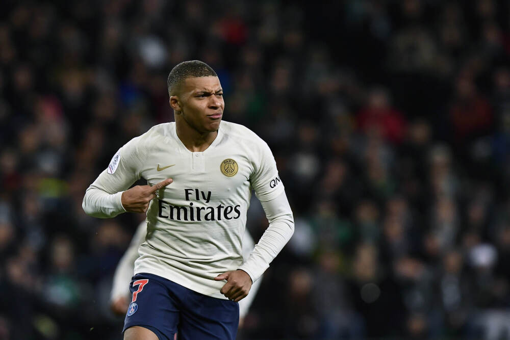 四川一男子登山玩手机坠崖？当事人发声